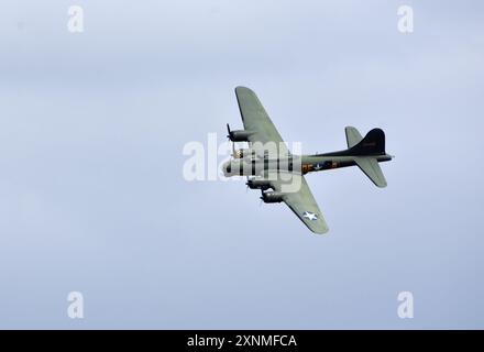 Vintage B-17 Flying Fortress G-BEDF Sally B im blauen Himmel. Stockfoto