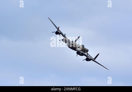 Vintage Avro Lancaster 2. Weltkrieg Bomber mit Rädern im Flug. Stockfoto