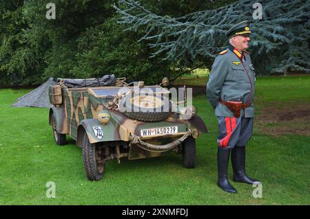 2. Weltkrieg deutscher Volkswagen Kubelwagen mit Mann in deutscher Uniform. Stockfoto