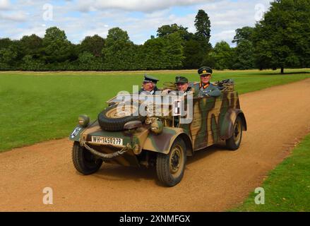 Weltkrieg 2 Deutscher Volkswagen Kubelwagen Fahrzeug mit Fahrer und Beifahrer in deutscher Uniform. Stockfoto