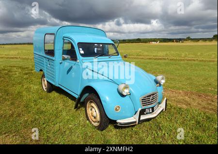 Klassischer, hellblauer Citroen 2-cv-Van auf Gras geparkt. Stockfoto