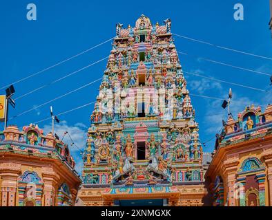 Der Sri Mahamariamman Tempel ist der älteste Hindutempel in Kuala Lumpur, Malaysia. Das 1873 gegründete Hotel befindet sich in China Town. Außenaufnahme. Stockfoto