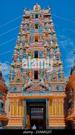 Der Sri Mahamariamman Tempel ist der älteste Hindutempel in Kuala Lumpur, Malaysia. Das 1873 gegründete Hotel befindet sich in China Town. Außenaufnahme. Stockfoto