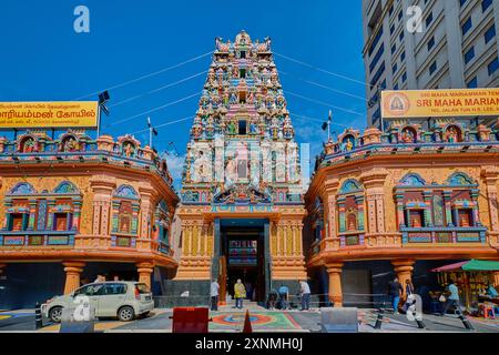 Der Sri Mahamariamman Tempel ist der älteste Hindutempel in Kuala Lumpur, Malaysia. Das 1873 gegründete Hotel befindet sich in China Town. Außenaufnahme. Stockfoto