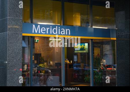 Toronto, ON, Kanada - 17. Februar 2023: Sehen Sie sich das Logo der Meridian Bank in der Innenstadt von Toronto an Stockfoto