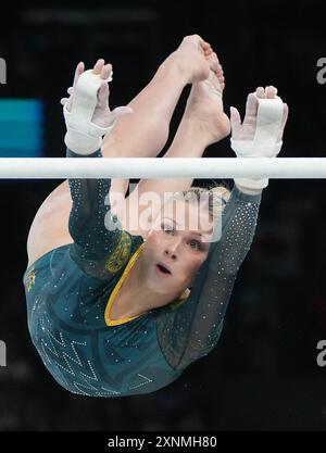 Paris, Frankreich. August 2024. Ruby Pass of Australia tritt am Donnerstag, den 1. August 2024, bei den Olympischen Sommerspielen in Paris auf den unebenen Bars auf. Foto: Pat Benic/UPI. Quelle: UPI/Alamy Live News Stockfoto