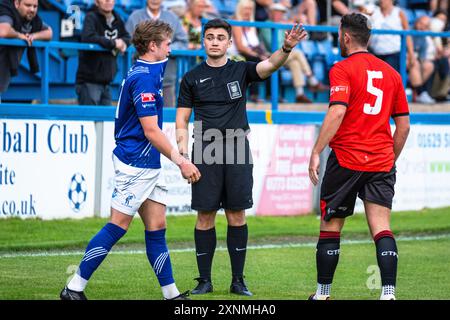 Schiedsrichter gibt einen Freistoß im Matlock Town Football Club Stockfoto