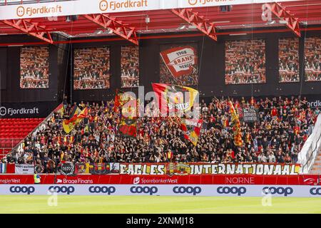 Bergen, Norwegen. August 2024. BERGEN, Brann Stadium, 01-08-2024, Saison 2024/2025, Qualifikation für die UEFA Conference League. Während des Spiels SK Brann - Go Ahead Eagles, Fans von Go Ahead Eagles Credit: Pro Shots/Alamy Live News Stockfoto