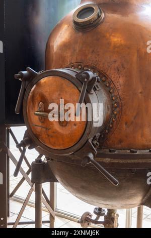 Kupferdestillationsbehälter, klassische Parfümherstellung aus natürlichen Zutaten in der Provence, Parfümfabrik in Grass oder Eze, französische riviera, Nahaufnahme Stockfoto