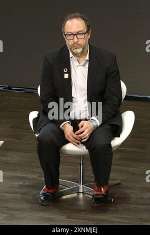 Wikipedia-Mitbegründer Jimmy Wales spricht während der Torhüter der Bill and Melinda Gates Foundation 2017 im Jazz at Lincoln Center in New York. Stockfoto