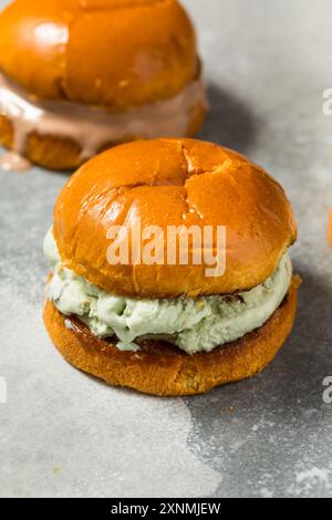 Gefrorenes, hausgemachtes Gelato Sandwich auf Brioche-Brötchen mit Vanille und Schokolade Stockfoto