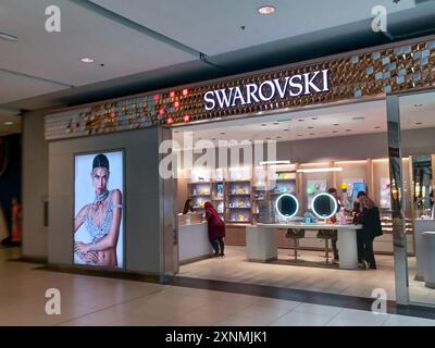 Toronto, ON, Kanada – 30. August 2023: Blick auf das Schild des Unternehmens Swarovsky im Einkaufszentrum Stockfoto