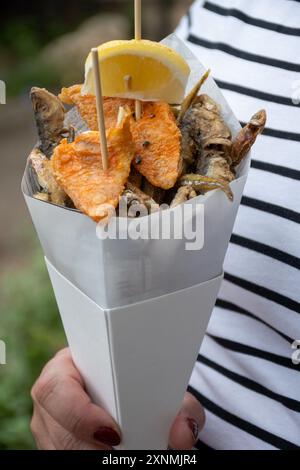 Italienisches Streetfood, verschiedene Fänge des Tages, Fisch frittiert in Papiertüten, Meeresfrüchte Stockfoto