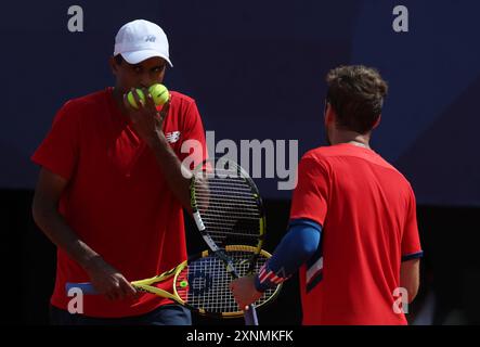 Paris, Frankreich. August 2024. Austin Krajicek/Rajeev RAM (L) aus den Vereinigten Staaten reagieren während des Halbfinales der Männer im Doppelspiel gegen Tomas Machac/Adam Pavlasek aus Tschechien bei den Olympischen Spielen 2024 in Paris, Frankreich, 1. August 2024. Quelle: Gao Jing/Xinhua/Alamy Live News Stockfoto