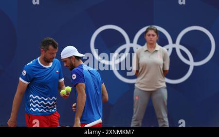 Paris, Frankreich. August 2024. Tomas Machac/Adam Pavlasek (L) aus der Tschechischen Republik reagieren beim Halbfinale der Männer im Doppelspiel gegen Austin Krajicek/Rajeev RAM aus den Vereinigten Staaten bei den Olympischen Spielen 2024 in Paris, Frankreich, 1. August 2024. Quelle: Gao Jing/Xinhua/Alamy Live News Stockfoto