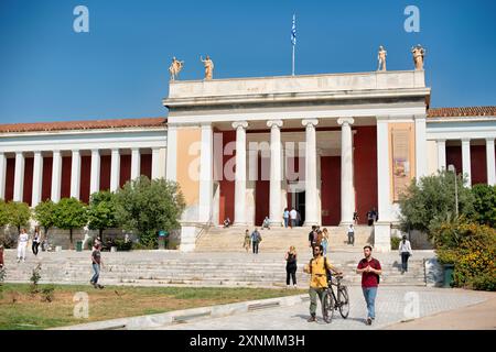 ATHEN, Griechenland – der Haupteingang des Nationalen Archäologischen Museums in Athen, ein prominentes Beispiel neoklassischer Architektur, empfängt Besucher in einer der weltweit bedeutendsten Sammlungen von antiken griechischen Artefakten. Die große Fassade des Museums zeigt klassische Säulen und komplexe Details, die das künstlerische und architektonische Erbe Griechenlands widerspiegeln. Das Museum befindet sich im Zentrum von Athen und ist ein Tor zum Erkunden der reichen Geschichte und Kultur des antiken Griechenlands. Stockfoto