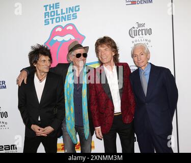 Ronnie Wood, Keith Richards, Mick Jagger und Charlie Watts besuchen die Rolling Stones Exhibitionism-Ausstellung in der Industria in New York. Stockfoto