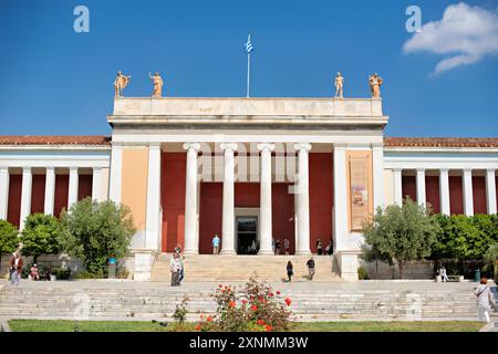 ATHEN, Griechenland – der Haupteingang des Nationalen Archäologischen Museums in Athen, ein prominentes Beispiel neoklassischer Architektur, empfängt Besucher in einer der weltweit bedeutendsten Sammlungen von antiken griechischen Artefakten. Die große Fassade des Museums zeigt klassische Säulen und komplexe Details, die das künstlerische und architektonische Erbe Griechenlands widerspiegeln. Das Museum befindet sich im Zentrum von Athen und ist ein Tor zum Erkunden der reichen Geschichte und Kultur des antiken Griechenlands. Stockfoto