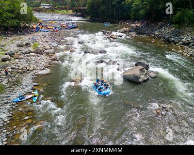 Eine Luftaufnahme von Menschen beim Rafting und Kajakfahren im Sarapiqui River, Costa Rica Stockfoto