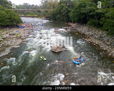 Eine Luftaufnahme von Menschen beim Rafting und Kajakfahren im Sarapiqui River, Costa Rica Stockfoto