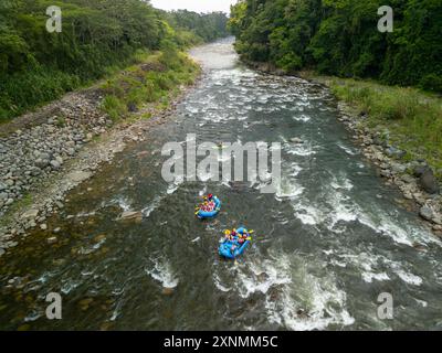 Eine Luftaufnahme von Menschen beim Rafting und Kajakfahren im Sarapiqui River, Costa Rica Stockfoto