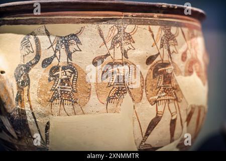 ATHEN, Griechenland — das Archäologische Nationalmuseum in Athen beherbergt eine umfangreiche Auswahl an Skulpturen und Statuen, die einige der besten Beispiele der antiken griechischen Kunst darstellen. Die Sammlung des Museums umfasst mehrere historische Zeiträume, darunter die archaische, klassische und hellenistische Epoche, und zeigt die Entwicklung der griechischen Skulptur durch Jahrhunderte. Besucher können berühmte Werke wie die Aphrodite von Arles und die Kouros-Statuen bewundern, die die künstlerische Exzellenz und das kulturelle Erbe des antiken Griechenlands widerspiegeln. Stockfoto