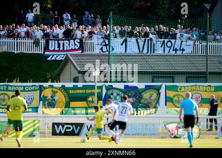 Fans von Legia Warszawa vor dem Stadion in einem Ferienpark beobachten die UEFA Conference League, die zweite Qualifikationsrunde, das zweite Legspiel im Bangor City Stadium, Wales. Bilddatum: Donnerstag, 1. August 2024. Stockfoto