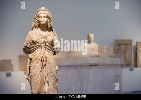 ATHEN, Griechenland — das Archäologische Nationalmuseum in Athen beherbergt eine umfangreiche Auswahl an Skulpturen und Statuen, die einige der besten Beispiele der antiken griechischen Kunst darstellen. Die Sammlung des Museums umfasst mehrere historische Zeiträume, darunter die archaische, klassische und hellenistische Epoche, und zeigt die Entwicklung der griechischen Skulptur durch Jahrhunderte. Besucher können berühmte Werke wie die Aphrodite von Arles und die Kouros-Statuen bewundern, die die künstlerische Exzellenz und das kulturelle Erbe des antiken Griechenlands widerspiegeln. Stockfoto