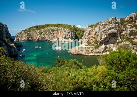 Prähistorische Klippenhäuser, Bucht von Cales Coves, Cami de Cavalls, GR223, Menorca, Balearen, Spanien Stockfoto