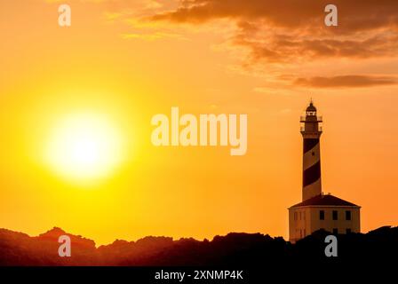 Leuchtturm von Cape Favaritx bei Sonnenuntergang, Cap de Favàritx, Menorca, Biosphärenreservat, Balearen, Spanien Stockfoto