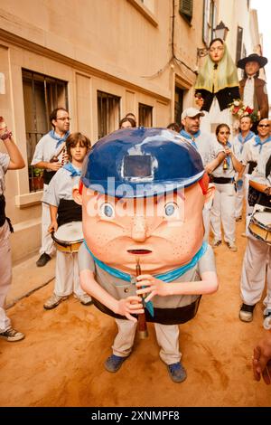 Riesen und große Köpfe, Festes de Gràcia, Mahón, Menorca, Balearen, Spanien Stockfoto