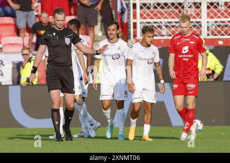 Bergen, Norwegen. August 2024. BERGEN, Brann Stadium, 01-08-2024, Saison 2024/2025, Qualifikation für die UEFA Conference League. Während des Spiels SK Brann - Go Ahead Eagles, Schiedsrichter Edgars Malcevs Credit: Pro Shots/Alamy Live News Stockfoto