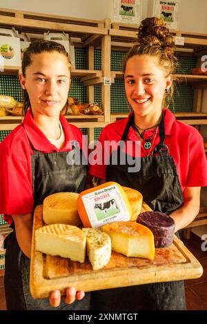 Handwerkliche Herstellung von handwerklichem Mahon-Käse, Alcaiduset, Alaior, Menorca, Balearen, Spanien Stockfoto