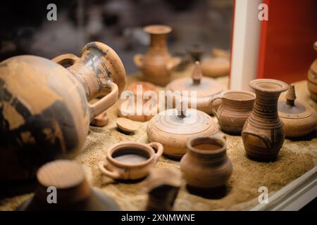 ATHEN, Griechenland — im Archäologischen Nationalmuseum in Athen wird die griechische Keramik schwarz auf weiß mit der unverwechselbaren Weißgrundtechnik ausgestellt. Dieser Stil der Keramik, der durch schwarze Figuren und auf einem weißen Slip gemalte Motive gekennzeichnet war, war im antiken Griechenland vom 6. Bis 5. Jahrhundert v. Chr. bekannt. Die Sammlung des Museums zeigt verschiedene Keramikformen, darunter Lekythoi, Krater und Amphoren, geschmückt mit mythologischen Szenen, Darstellungen des täglichen Lebens und geometrischen Mustern, die die künstlerischen Errungenschaften und das kulturelle Erbe des antiken Griechenlands hervorheben. Stockfoto