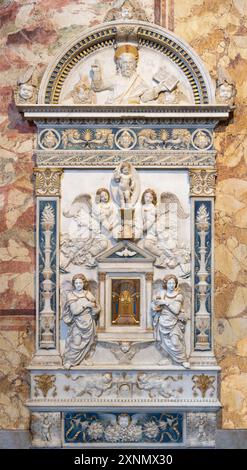 PERUGIA, ITALIEN - 18. MAI 2024: Das polychrome Marmorrelief (Tabernakel) in der Kirche Chiesa di Santa Maria di Monteluce Stockfoto