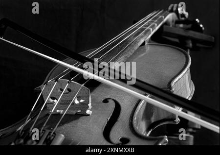 Eine Geige in Schwarz-weiß auf einem Ständer. Stockfoto