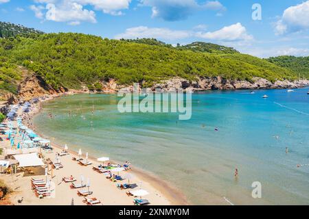 LOPUD, KROATIEN - 28. JUNI 2024: Urlauber genießen Sommerurlaub und kristallklares Wasser der Adria um Lopud Stockfoto