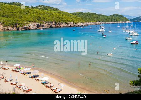 LOPUD, KROATIEN - 28. JUNI 2024: Urlauber genießen Sommerurlaub und kristallklares Wasser der Adria um Lopud Stockfoto