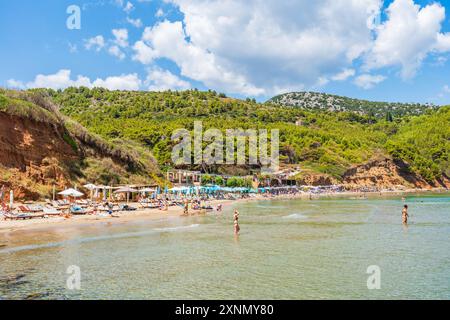 LOPUD, KROATIEN - 28. JUNI 2024: Urlauber genießen Sommerurlaub und kristallklares Wasser der Adria um Lopud Stockfoto