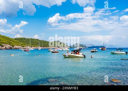 LOPUD, KROATIEN - 28. JUNI 2024: Urlauber genießen Sommerurlaub und kristallklares Wasser der Adria um Lopud Stockfoto