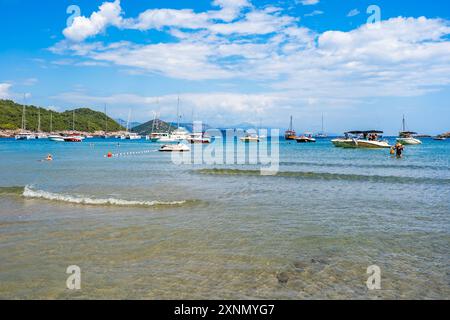 LOPUD, KROATIEN - 28. JUNI 2024: Urlauber genießen Sommerurlaub und kristallklares Wasser der Adria um Lopud Stockfoto