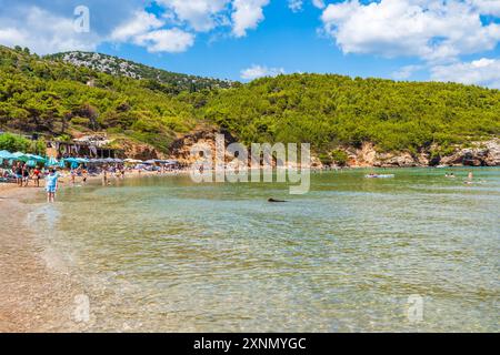 LOPUD, KROATIEN - 28. JUNI 2024: Urlauber genießen Sommerurlaub und kristallklares Wasser der Adria um Lopud Stockfoto