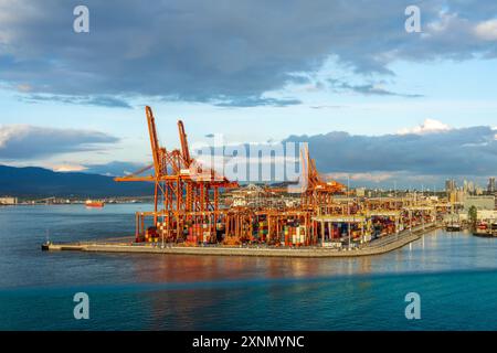 Vancouver, BC, Kanada - 26. April 2024: DP World Containerterminal im Vancouver Harbour in Vancouver, British Columbia, Kanada. Stockfoto