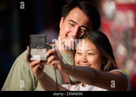 Edinburgh Schottland, Vereinigtes Königreich 1. August 2024. Besucher auf der Royal Mile während des Edinburgh Festivals. Credit sst/alamy Live News Stockfoto