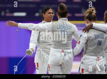 Paris, Frankreich. August 2024. Ysaora Thibus (1. L) aus Frankreich feiert den Sieg mit Teamkollegen nach dem Fechten der Frauen 5-6 zwischen Frankreich und Polen bei den Olympischen Spielen 2024 in Paris, Frankreich, 1. August 2024. Quelle: Fei Maohua/Xinhua/Alamy Live News Stockfoto