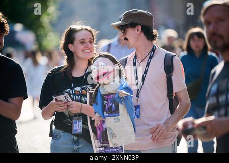 Edinburgh Schottland, Vereinigtes Königreich 1. August 2024. Künstler auf der Royal Mile werben für ihre Shows während des Edinburgh Festivals . Credit sst/alamy Live News Stockfoto