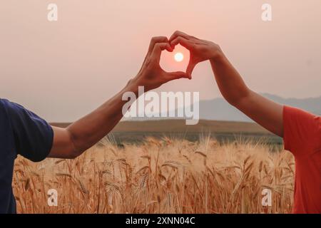 Valentinspärchen verwenden ihre Hände, um Herzsymbole zu machen, die Freundschaft und liebevolle Güte gegenüber ihrem Liebhaber und Freunden symbolisieren, weil Herzsymbolik ist Stockfoto