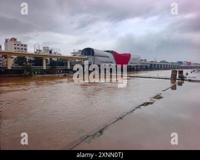 30. Juli 2024, Pune, starke Regenfälle lösen die Überschwemmung in Pune aus, was zu einer Wasserfreisetzung aus dem Khadakwasla-Damm führt, da in der Stadt der Großteil der Straße j starke Regenfälle herrschen Stockfoto