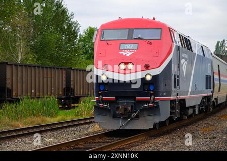 Everett, WA, USA - 28. Juli 2024; Amtrak P42 Lokomotive in Phase VII Lackierung mit Empire Builder Zug Stockfoto