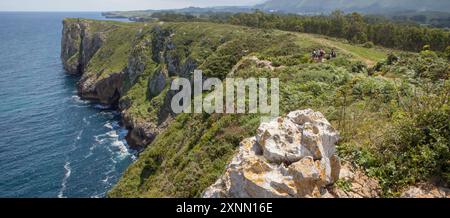 Familie beobachtet die Klippen der Hölle, Ribadesella Ost-Asturien, Spanien Stockfoto